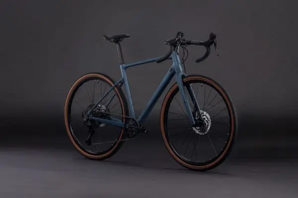 Vélo Gravel Cube Nuroad ONE 2026 sur fond noir